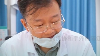 小男孩很介意自己吊著的拇指，術(shù)后：我要展現(xiàn)我的力氣