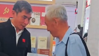 東北書(shū)博會(huì)暖心一幕！楊靖宇將軍之孫與抗聯(lián)后代溫情相遇