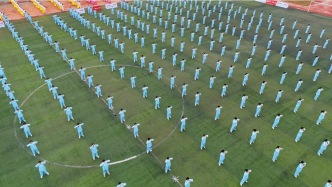 蘭州大學(xué)將八段錦搬上校運(yùn)會開幕式，近700名學(xué)生一起健身。