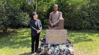 田云龍十三載匠心鑄魂，吳征鎧院士銅像亮相復(fù)旦大學(xué)，致敬科學(xué)與師者力量