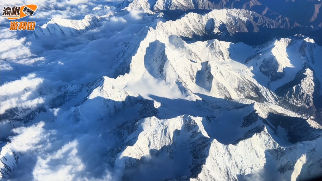 重庆飞往和田,在万米高空航拍天山,雪峰巍峨高耸,美不胜收