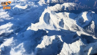 重庆飞往和田，在万米高空航拍天山，雪峰巍峨高耸，美不胜收