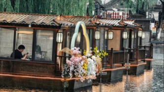 济南百花洲有了新的打卡地，湖面画舫、仿古木屋超出片！