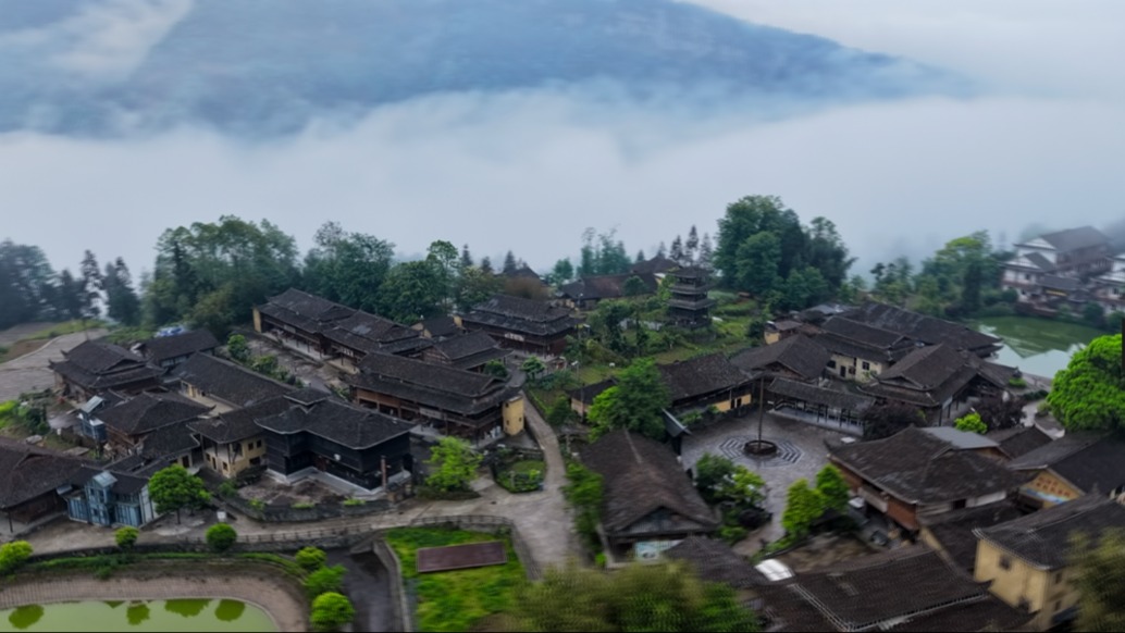 云雾中的天池苗寨,建筑若隐若现,美如仙境