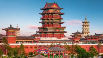 青砖绿瓦间，古建筑在阳光下显得更加迷人