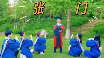 導(dǎo)師陪學(xué)生拍攝畢業(yè)視頻