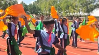 吉林小學(xué)生運(yùn)動(dòng)會(huì)，萌娃秧歌扭出地道東北味
