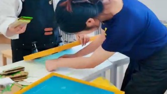 谁说上课只能坐教室？威尔士学院课堂办展啦！