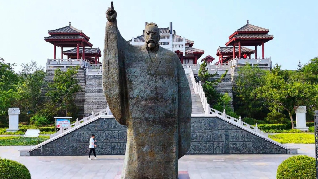 一如闪亮的白绸,宁静而安详地弥漫,董子文化街美景如画