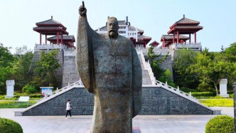 一如闪亮的白绸，宁静而安详地弥漫，董子文化街美景如画