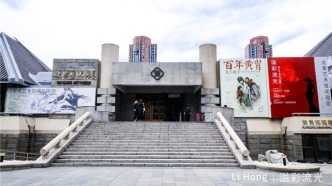 李红《溢彩流光》作品展启幕 