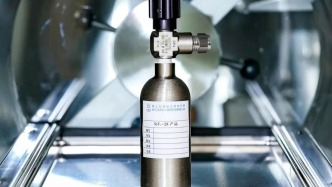 我国攻克硅基量子芯片关键材料