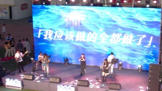 音浪寄离别，盛夏赴远方，一曲终了，毕业生们不说再见只赴新程。