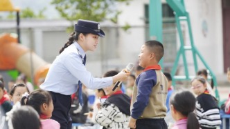 重庆市巫溪县密织警教社家未成年人保护网 “龚姐”倾听着孩子们的心声