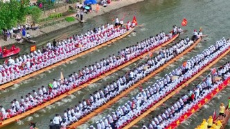 赛龙舟，浪花飞溅，龙舟如箭离弦，展现着团结与力量的壮美画卷