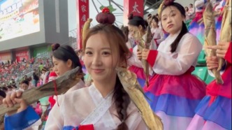火爆出圈的“明太鱼啦啦队”，戴着真人参头饰，再一次来到“东北超”现场啦！