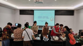 重庆：杨家坪街道前进路社区开展“一展包粽技艺，共享端午乐趣”活动 