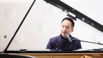 假唱声声催梦醒，真音袅袅慰初心