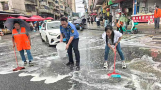 西秀区城管局 快速处置路面油污隐患 全力保障道路通行安全