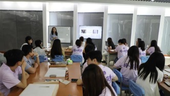 香港青年学子走进沙坪坝 体验古籍装帧非遗技艺
