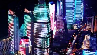 青岛的夜景，充满着浪漫与神秘，让人仿佛置身于童话世界之中。