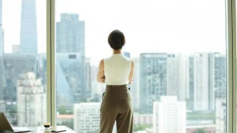 执掌3000亿蓝思科技，女首富周群飞做VC