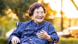 90岁奶奶坐轮椅领七一勋章：曾硬刚日本专家，一生为中国制造撑腰