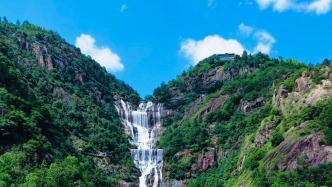 山峰间云雾缭绕，天台山更显得神秘而不可触及，仿佛置身于仙境之中