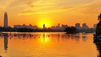 在大明湖畔，陪夏雨荷看了一场日落晚霞，落日余晖映晚霞一抹夕阳美如画