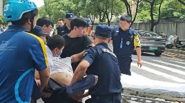 南昌暖心一幕！一男子突然晕倒，多人联手施救