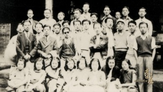80多年前，长江边一个“地图上找不到”的偏僻小镇，战火中庇护了1万多读书人整整6年