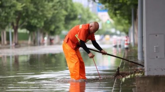 当我们在温暖屋内 静待雨停 有一群人 逆向走入风雨 默默坚守 这一组帧帧戳心的画面 记录下今日北京经