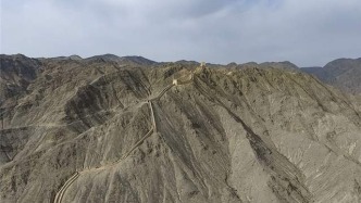  嘉峪关：戈壁与绿野环抱的雄关之城