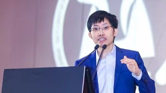 就等梁文锋敲钟了