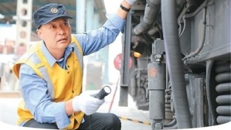 人民日报海外版关注丨青藏铁路工作者——守护雪域天路平安畅通