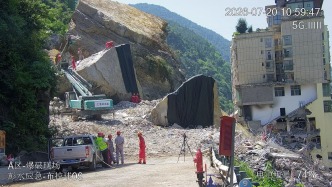 重庆彭水山体崩塌孤石爆破作业首爆成功 进入深度救援