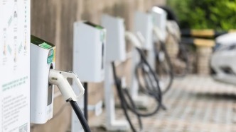 买了新能源车，物业却不让装充电桩？法院这样判