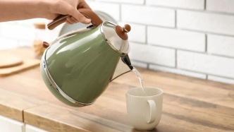 长期喝白开水和长期喝茶的人，谁更健康？