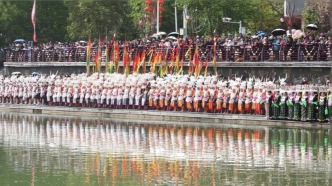 虎耳草与苗歌：跨越百年的两个翠翠，写尽乡土儿女逐梦之路