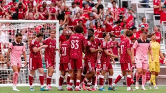 首秀4-2逆转藏玄机！伊劳拉革新红军战术，激进打法利弊尽显！