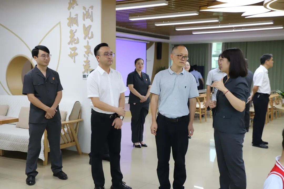 珙县县委常委、政法委书记谢国刚一行调研珙县法院工作