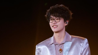 许嵩2026安泊猜想巡演首站杭州热烈开唱 “有你们的地方就是吾乡”