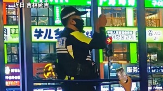 延吉网红墙最忙的人出现了，执勤民警秒变“代拍”