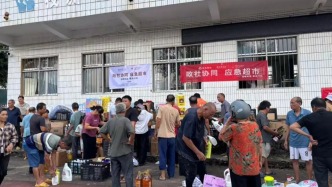 灾后暖心驰援！“应急超市”开进广西钦州乡村，受灾群众按需自选生活物资