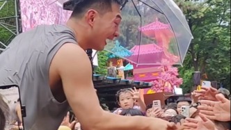 宣传家乡“雪饼猴”是认真的，演出结束之后，仍然与粉丝热情互动