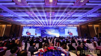 公司决定把利润留在公司扩大经营，小股东不同意能起诉要求分红吗？