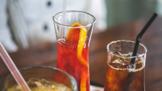 盛夏旺季遇冷，可乐冰红茶为何突然卖不动了？