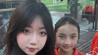新疆女孩在天津偶遇了一个人，瞬间哭红双眼！