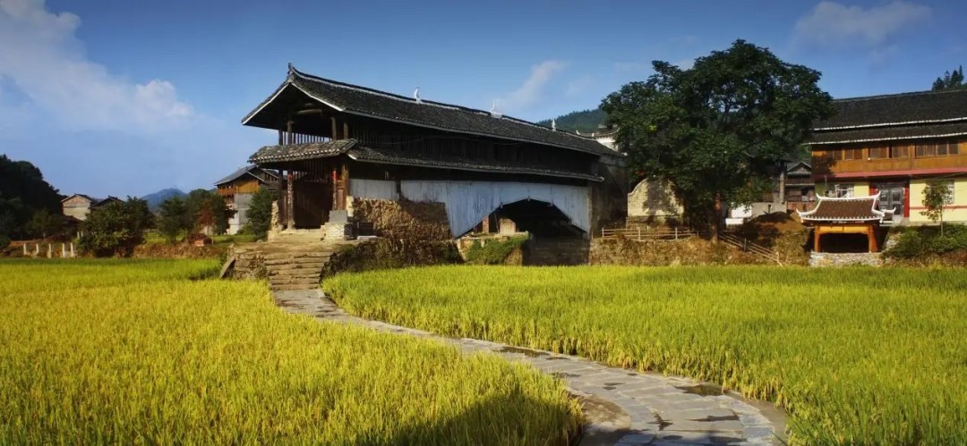 文明双城的精神游走：新时代新乡土诗的夹缝焦虑与文明和解
