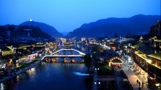 文明双城的精神游走：新时代新乡土诗的夹缝焦虑与文明和解